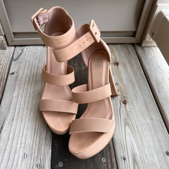 🤍SUPER CUTE Nude 5” Heels🤍 - Picture 3 of 4